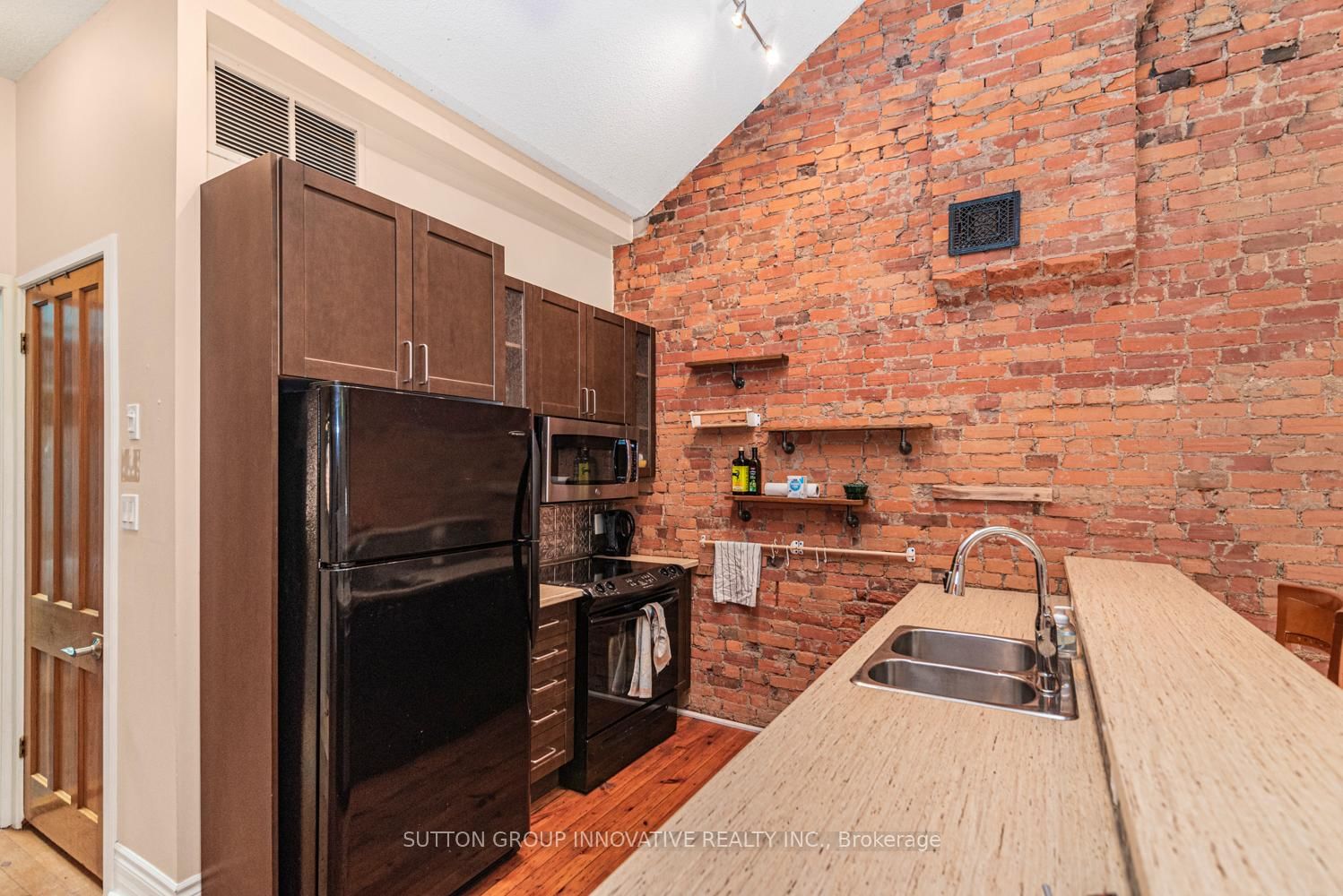 18 Pearl Street S • Hamilton, ON photo 9
