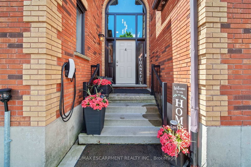 4 - 54 Argyle Street S