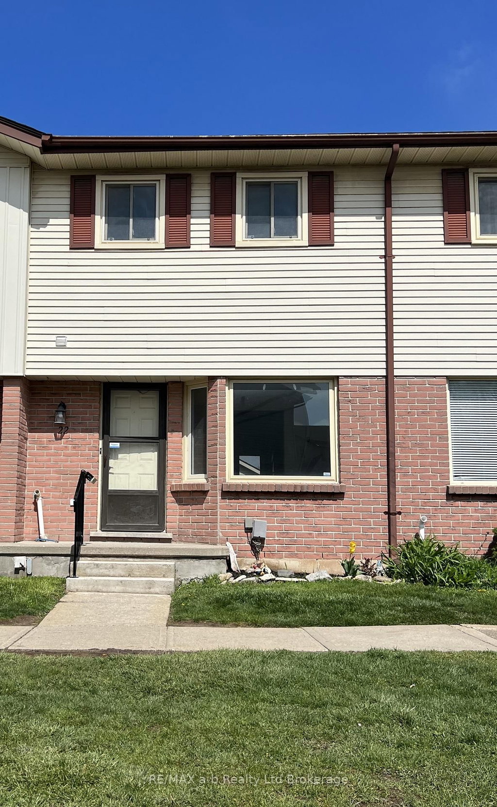 22 - 1115 Nellis Street 2