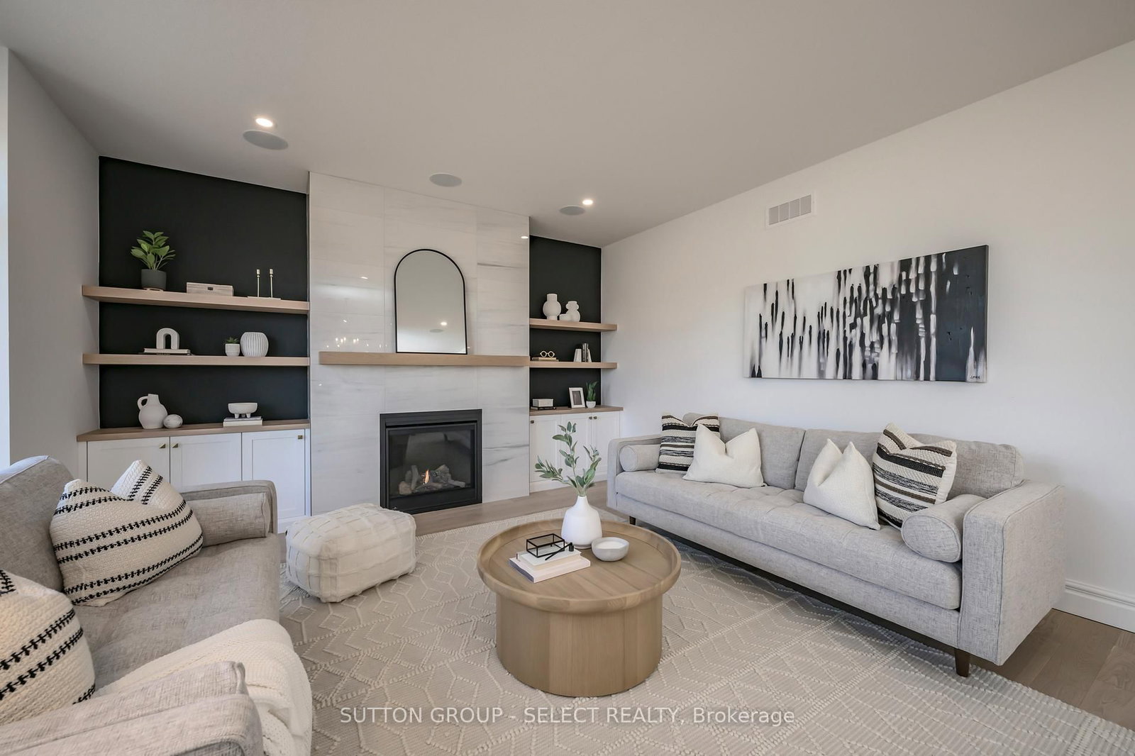 210 Harvest Lane • Thames Centre, ON photo 4