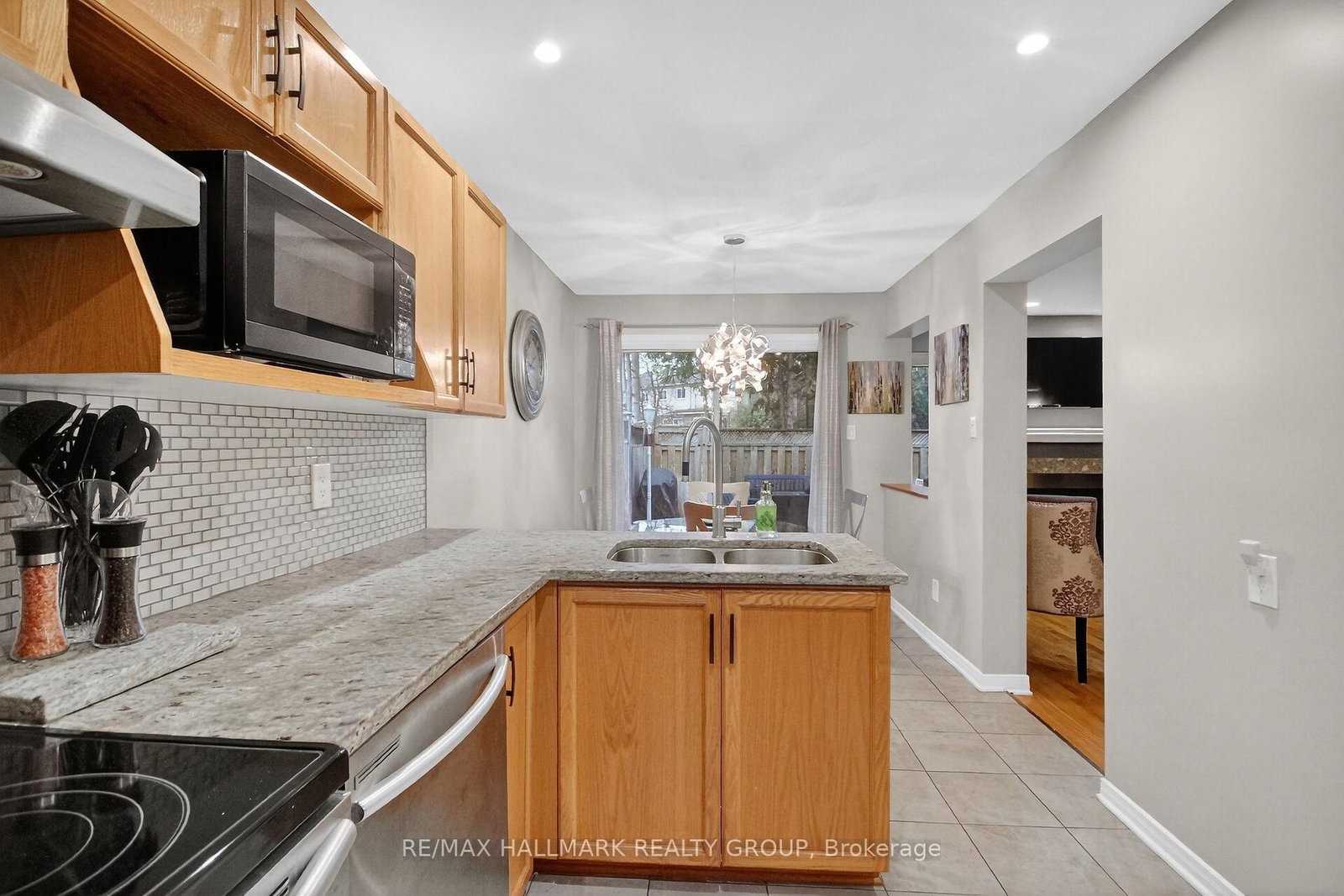 110 Hunter's Glen Crescent • Ottawa, ON photo 10