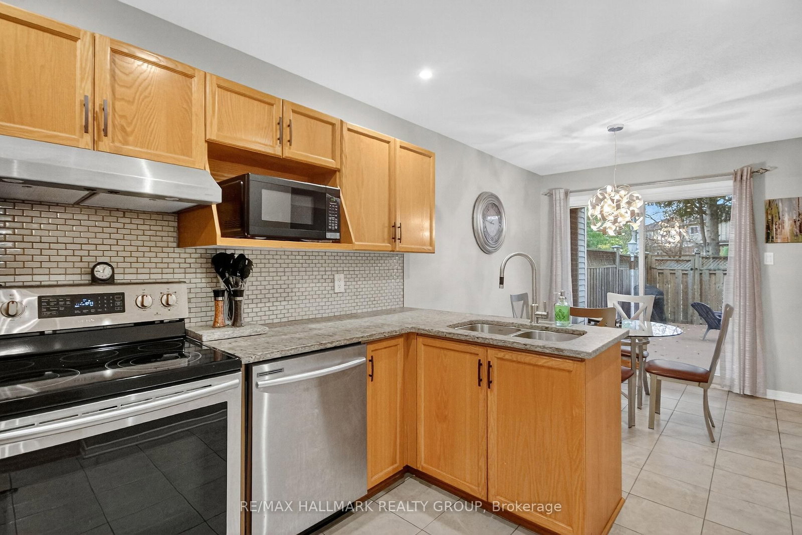 110 Hunter's Glen Crescent • Ottawa, ON photo 12
