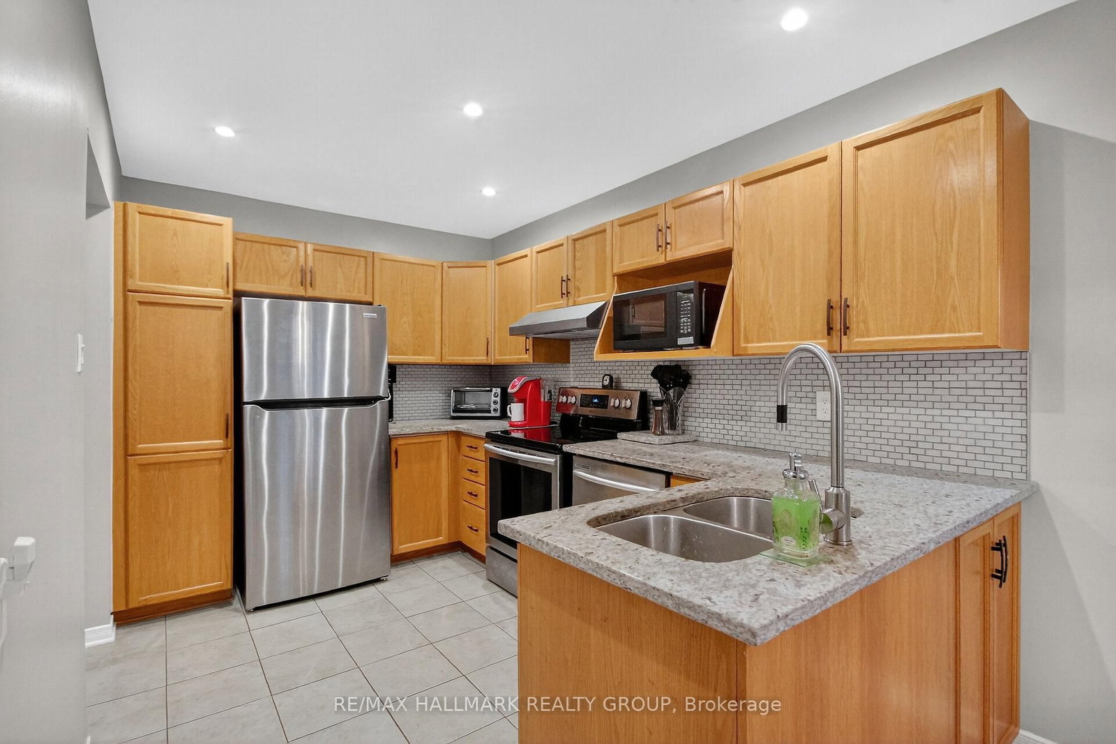 110 Hunter's Glen Crescent • Ottawa, ON photo 14