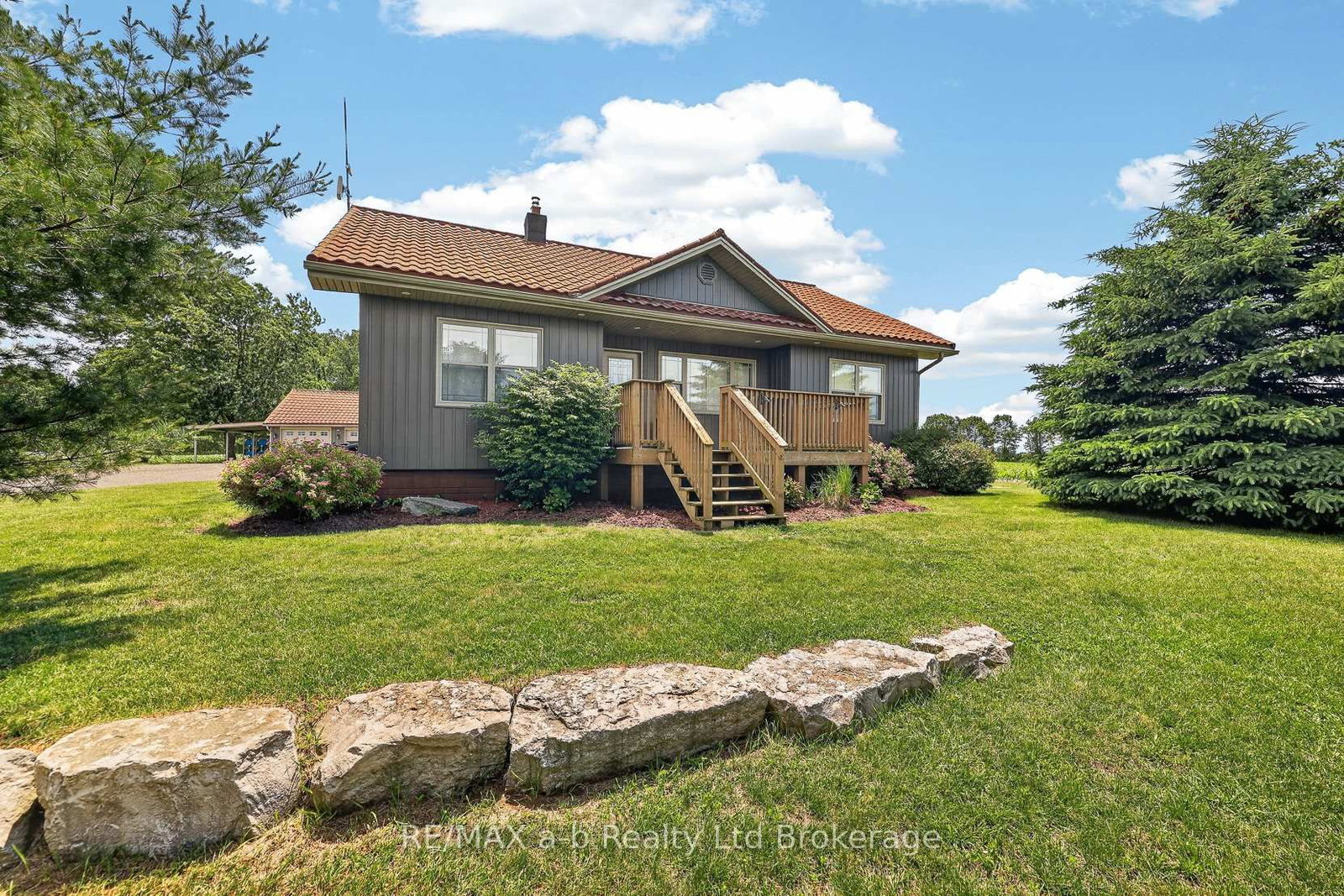 Detached House sold at 410 2nd Concession Road, Norfolk, Ontario, N0J 1E0 - Rural Middleton - MLS: X13456534