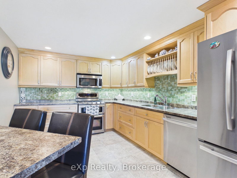 302 - 125 William Street N