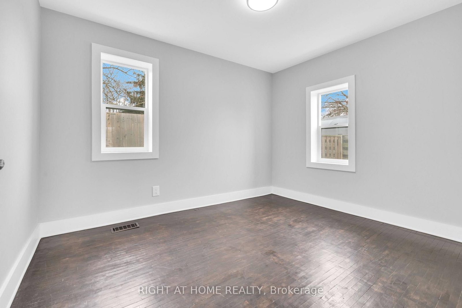 190 King Street • Southwest Middlesex, ON photo 8