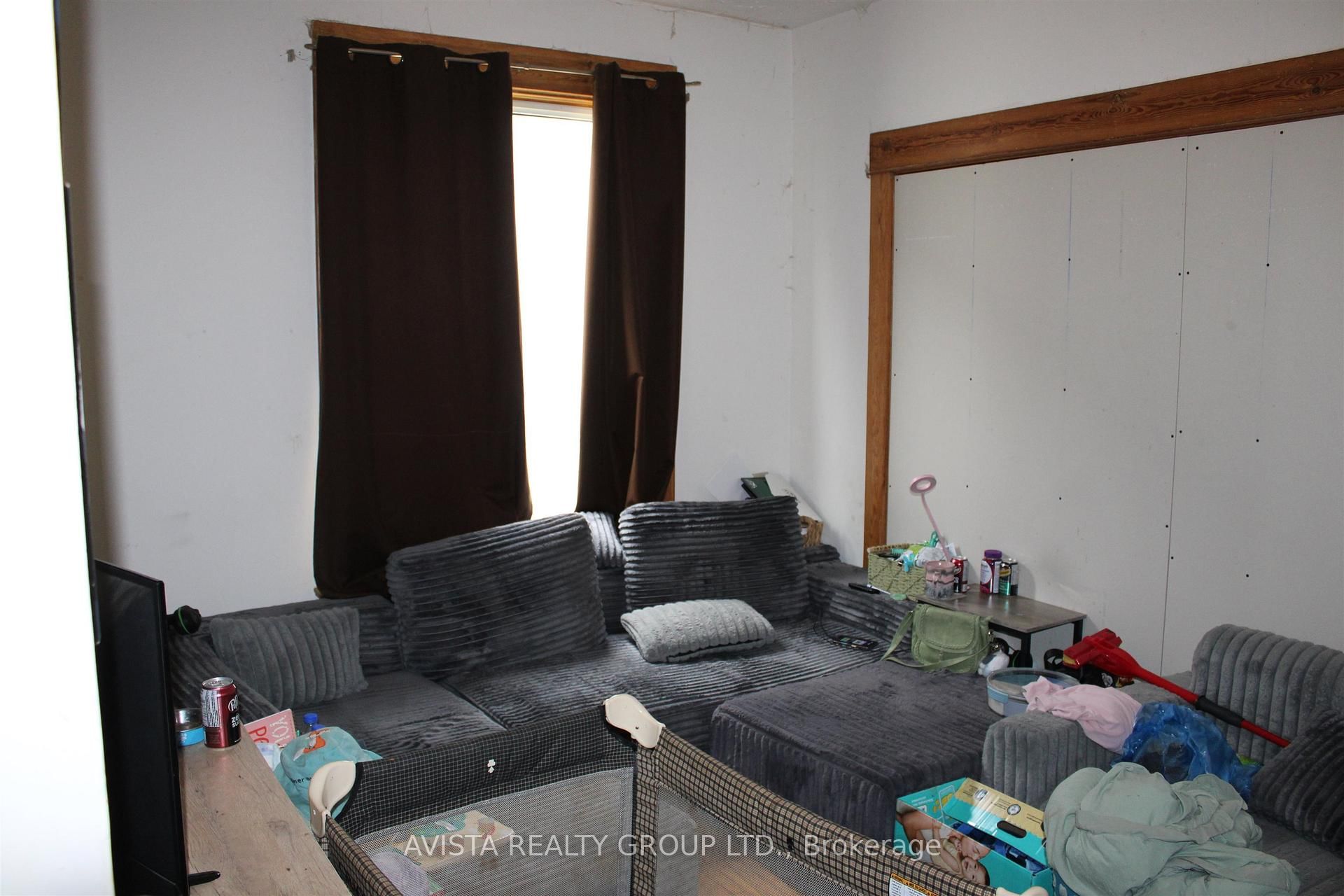 221 Francis St W