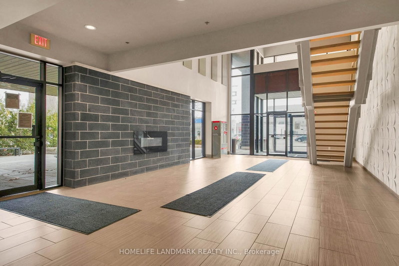 901 - 8 Hickory Street W