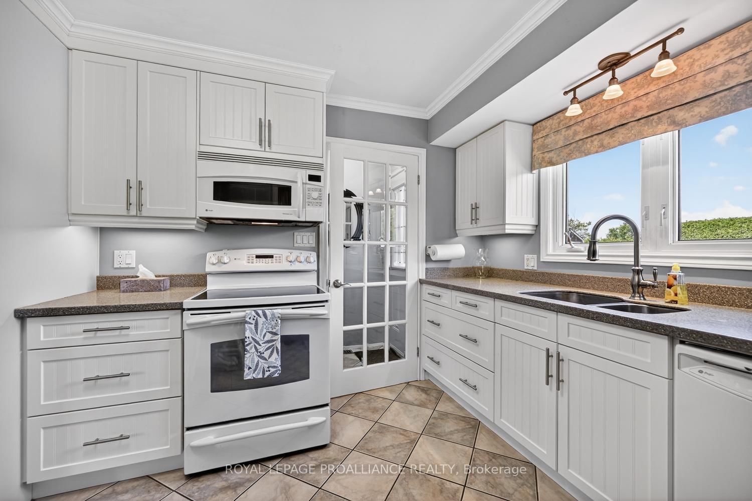 733 Stewart Boulevard • Brockville, ON photo 8