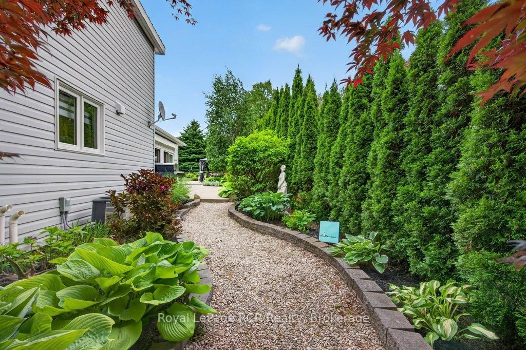 137 383 McNabb Street • Saugeen Shores, ON photo 38