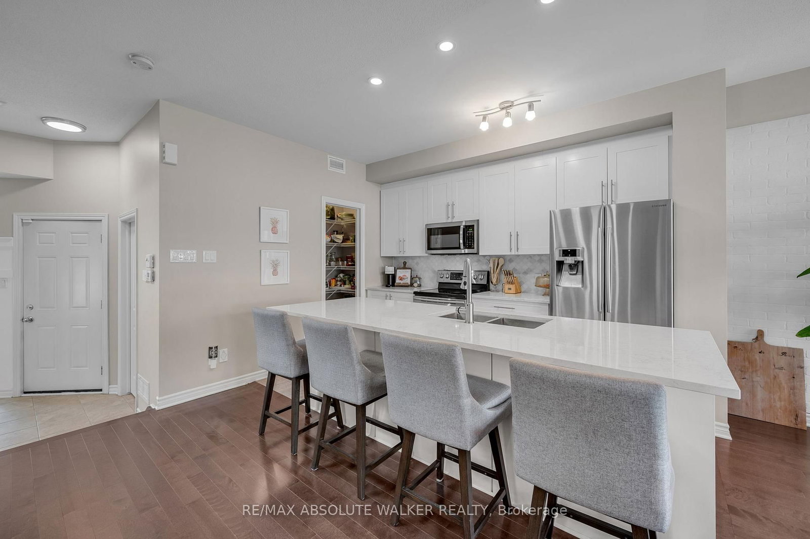 400 Gerry Lalonde Drive • Ottawa, ON photo 2