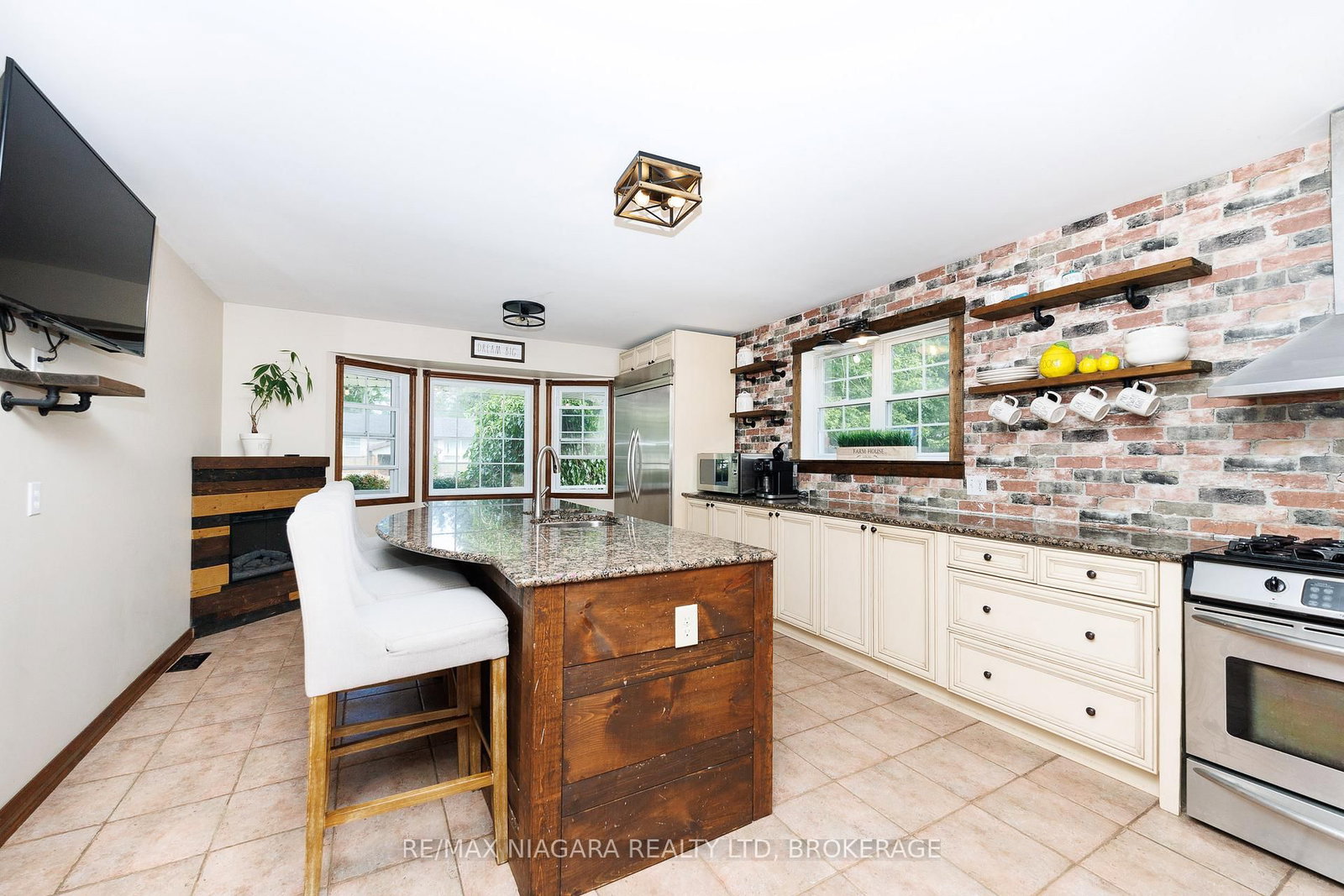664 Lakeview Road • Fort Erie, ON photo 4