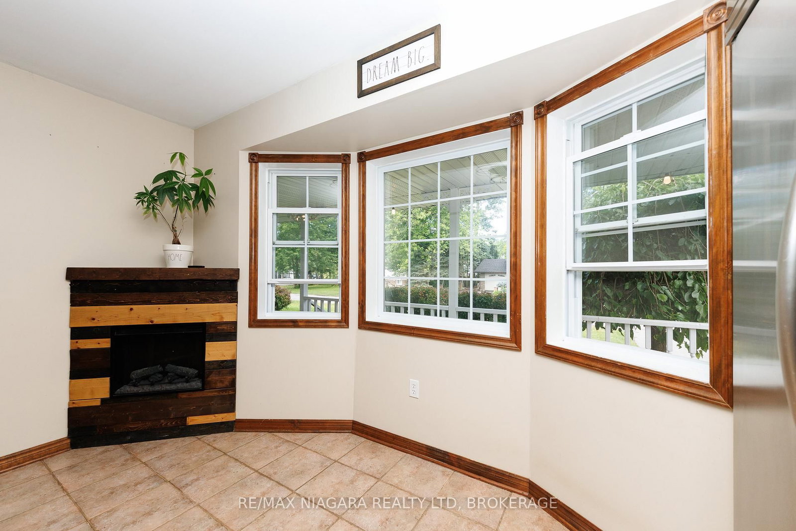 664 Lakeview Road • Fort Erie, ON photo 7
