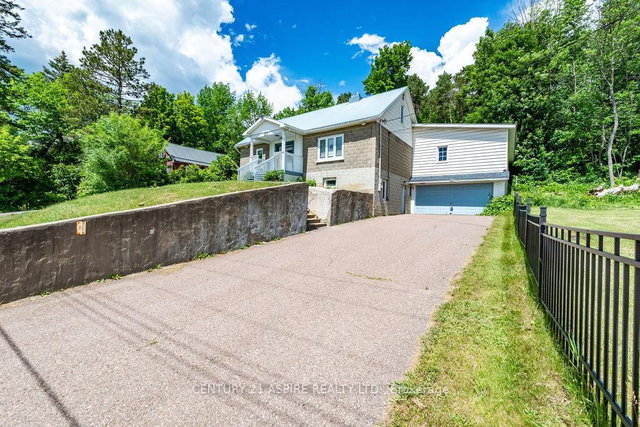 237 Bonnechere Street W