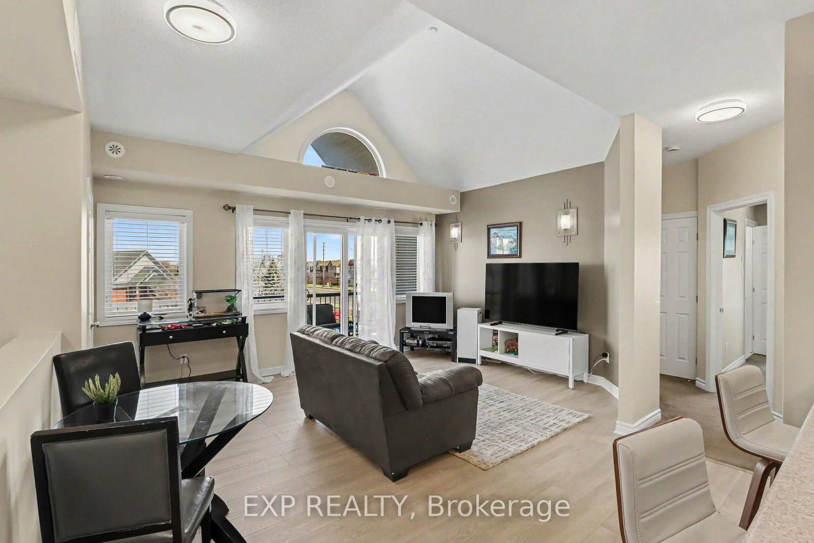 135 Harthill Way • #J • Ottawa, ON photo 8