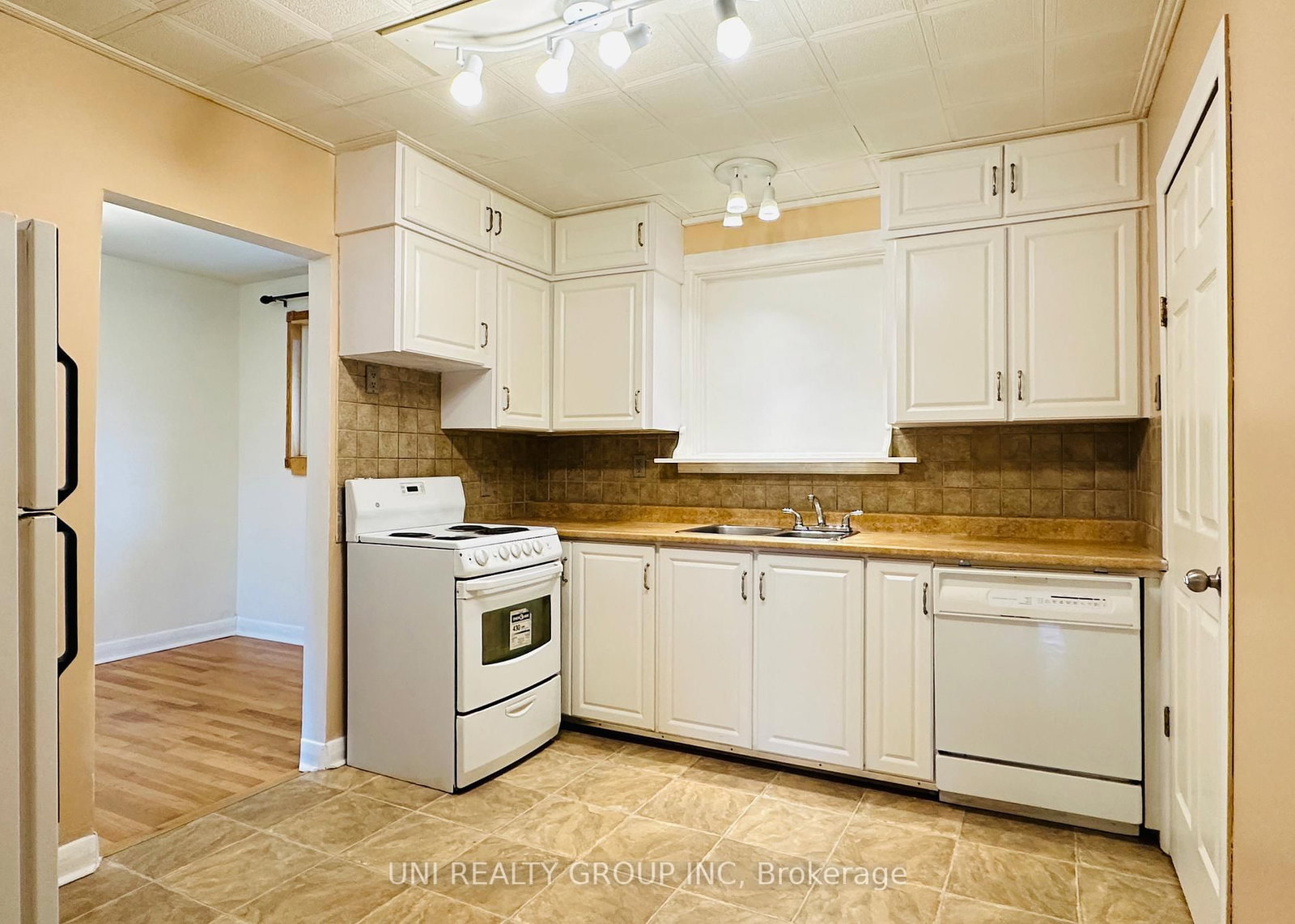 77 Meadowlands Drive • Ottawa, ON photo 18