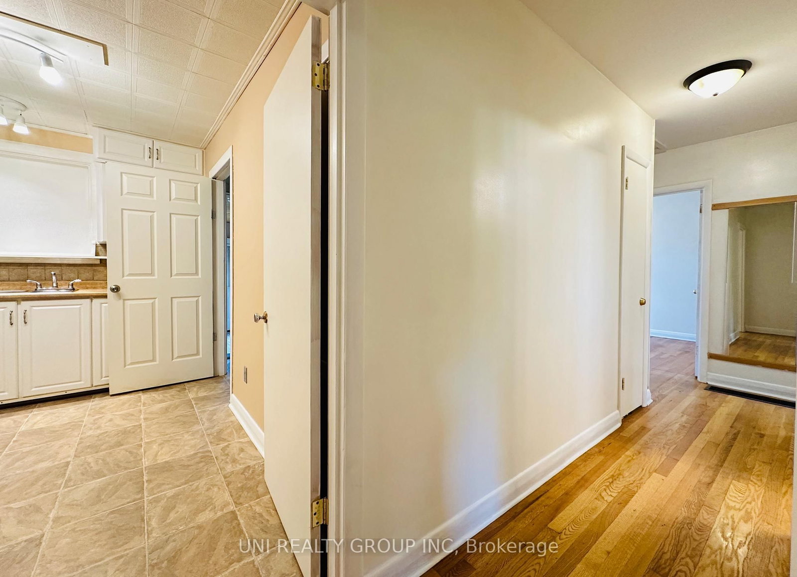 77 Meadowlands Drive • Ottawa, ON photo 22