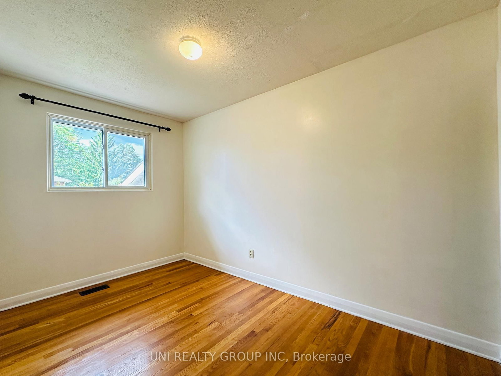 77 Meadowlands Drive • Ottawa, ON photo 31