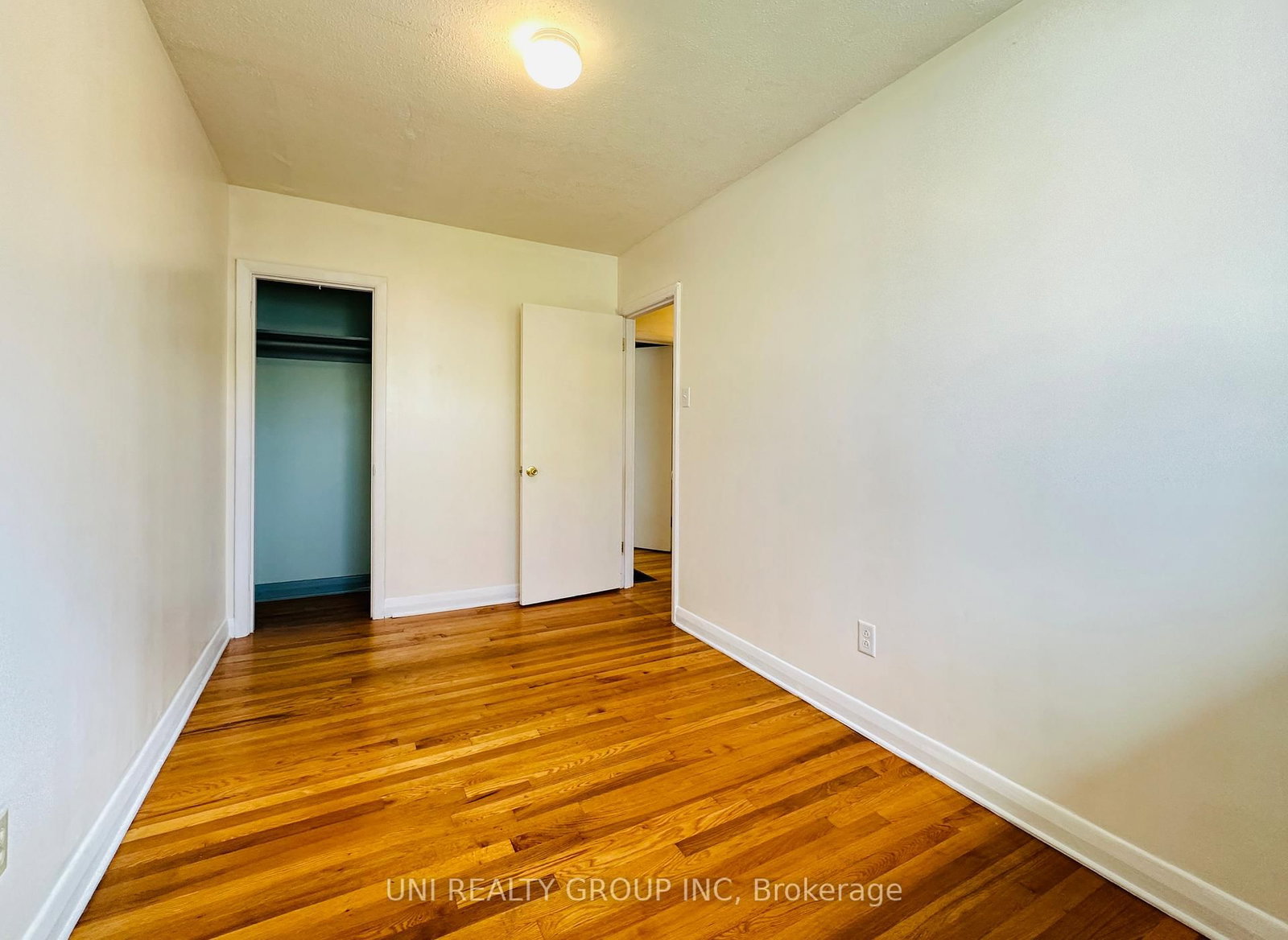 77 Meadowlands Drive • Ottawa, ON photo 32
