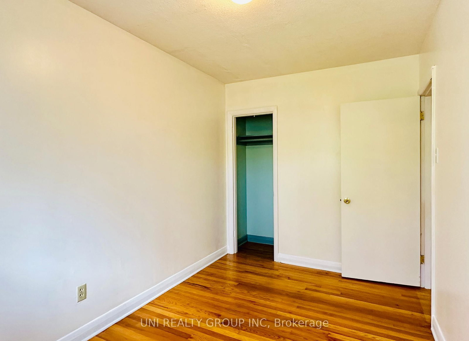 77 Meadowlands Drive • Ottawa, ON photo 33