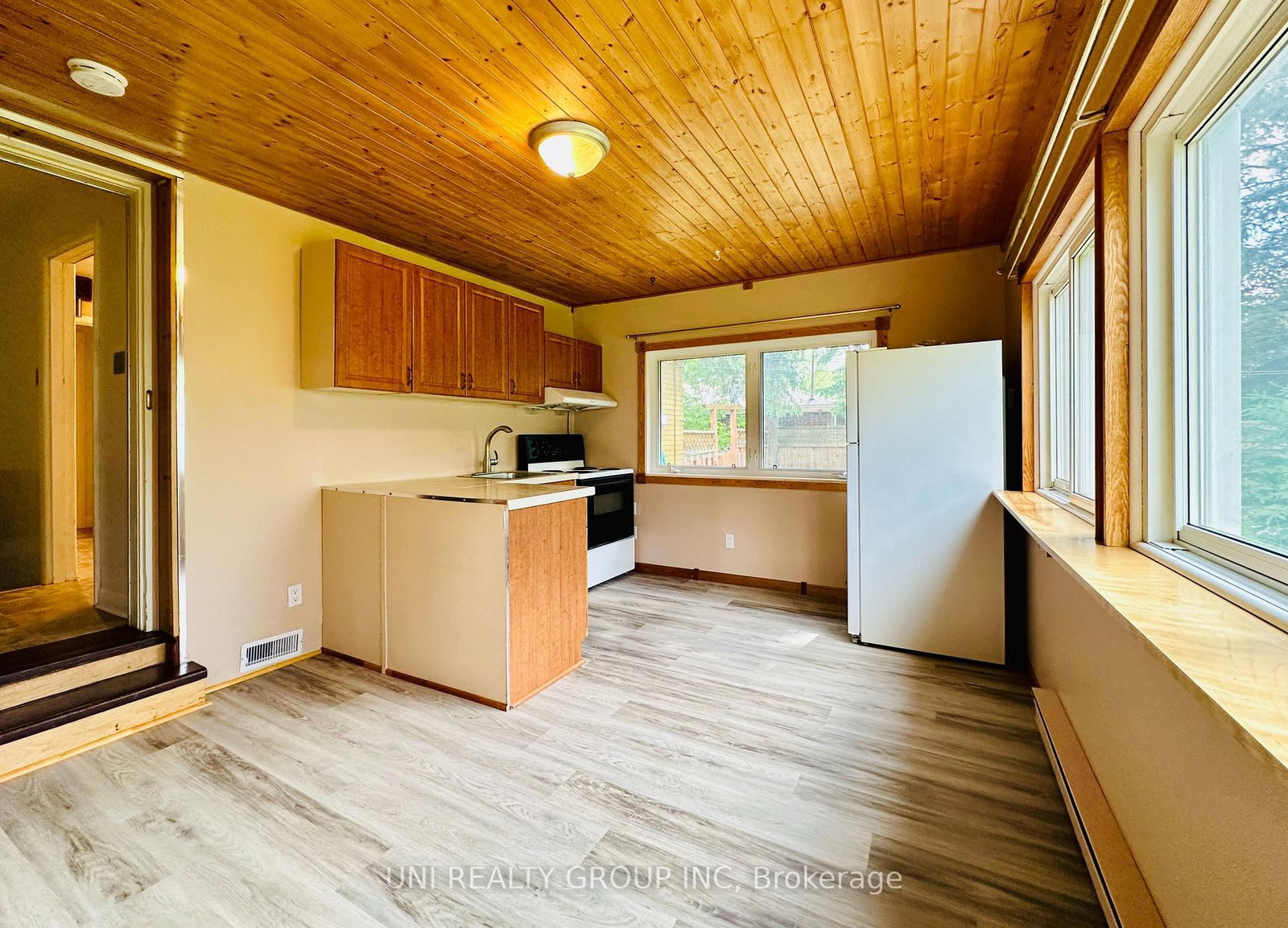 77 Meadowlands Drive • Ottawa, ON photo 37