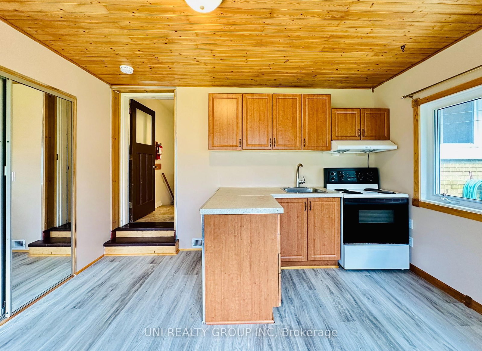 77 Meadowlands Drive • Ottawa, ON photo 38