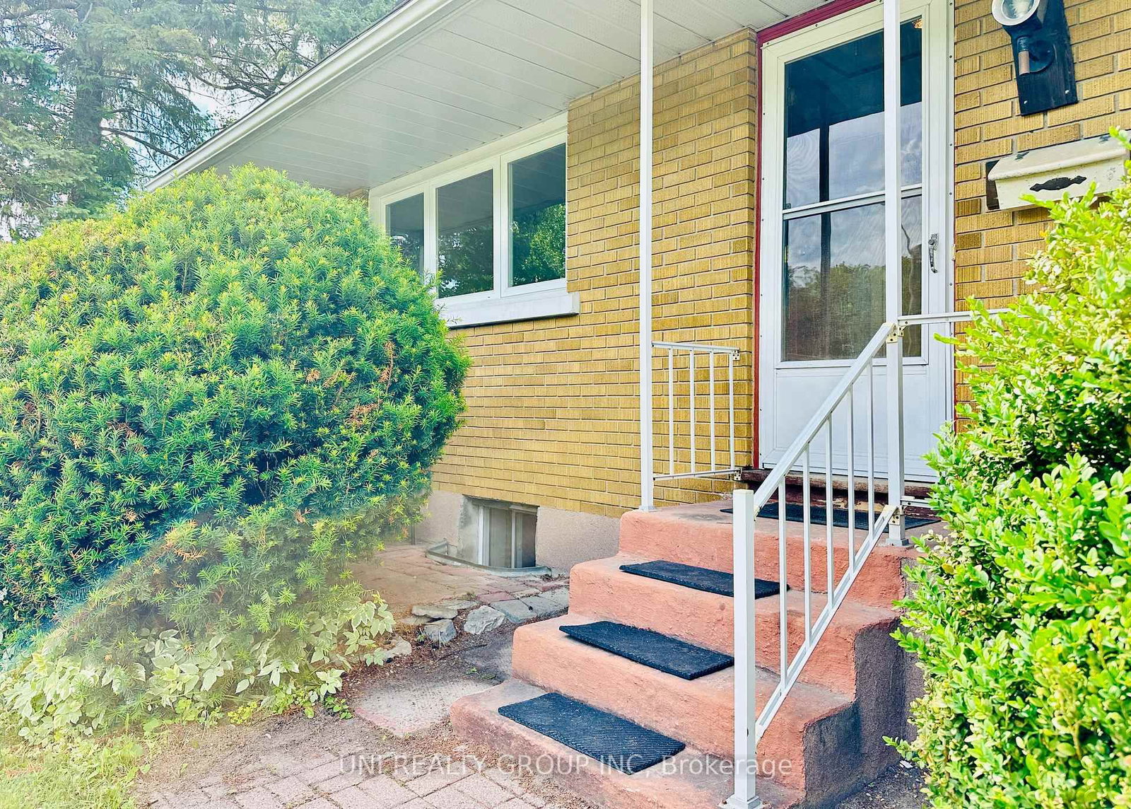77 Meadowlands Drive • Ottawa, ON photo 8