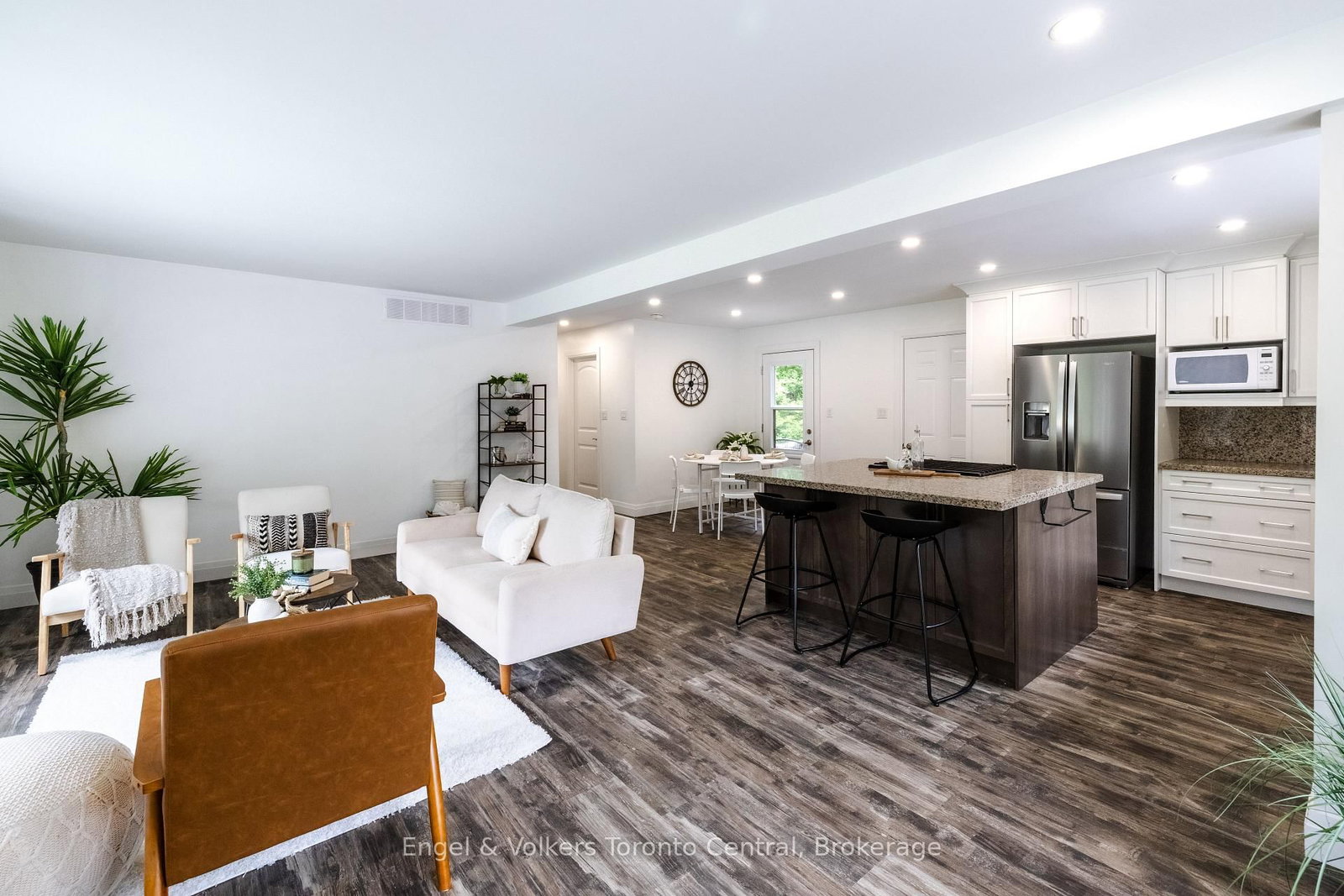 37 Spencer Street • Bracebridge, ON photo 2