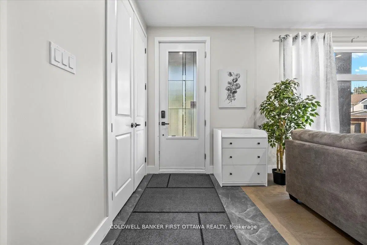A/B - 22 Inverkip Avenue, Ottawa, ON — photo 2
