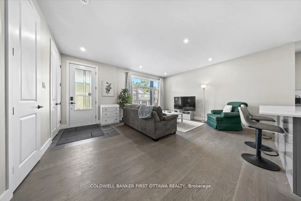 A/B - 22 Inverkip Avenue, Ottawa, ON — photo 3