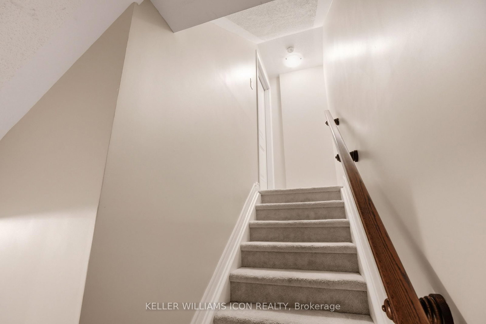 528 Clearbrook Drive • Ottawa, ON photo 2
