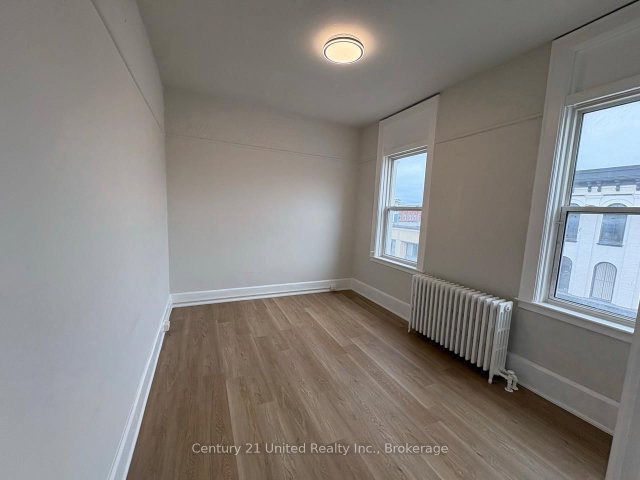 4 - 172.5 Hunter Street W