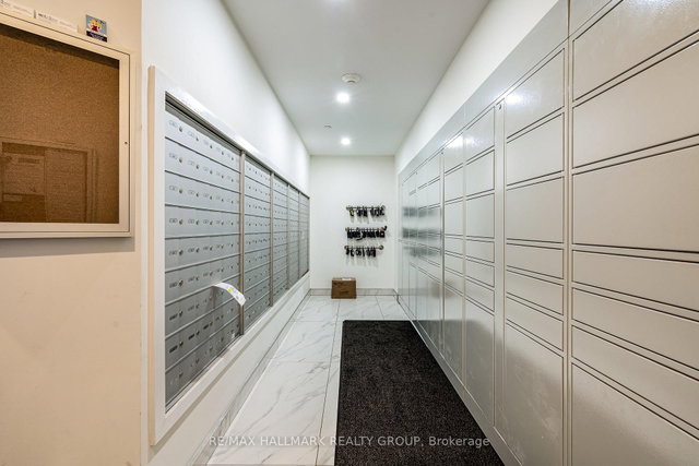 1006 - 15 Queen Street S