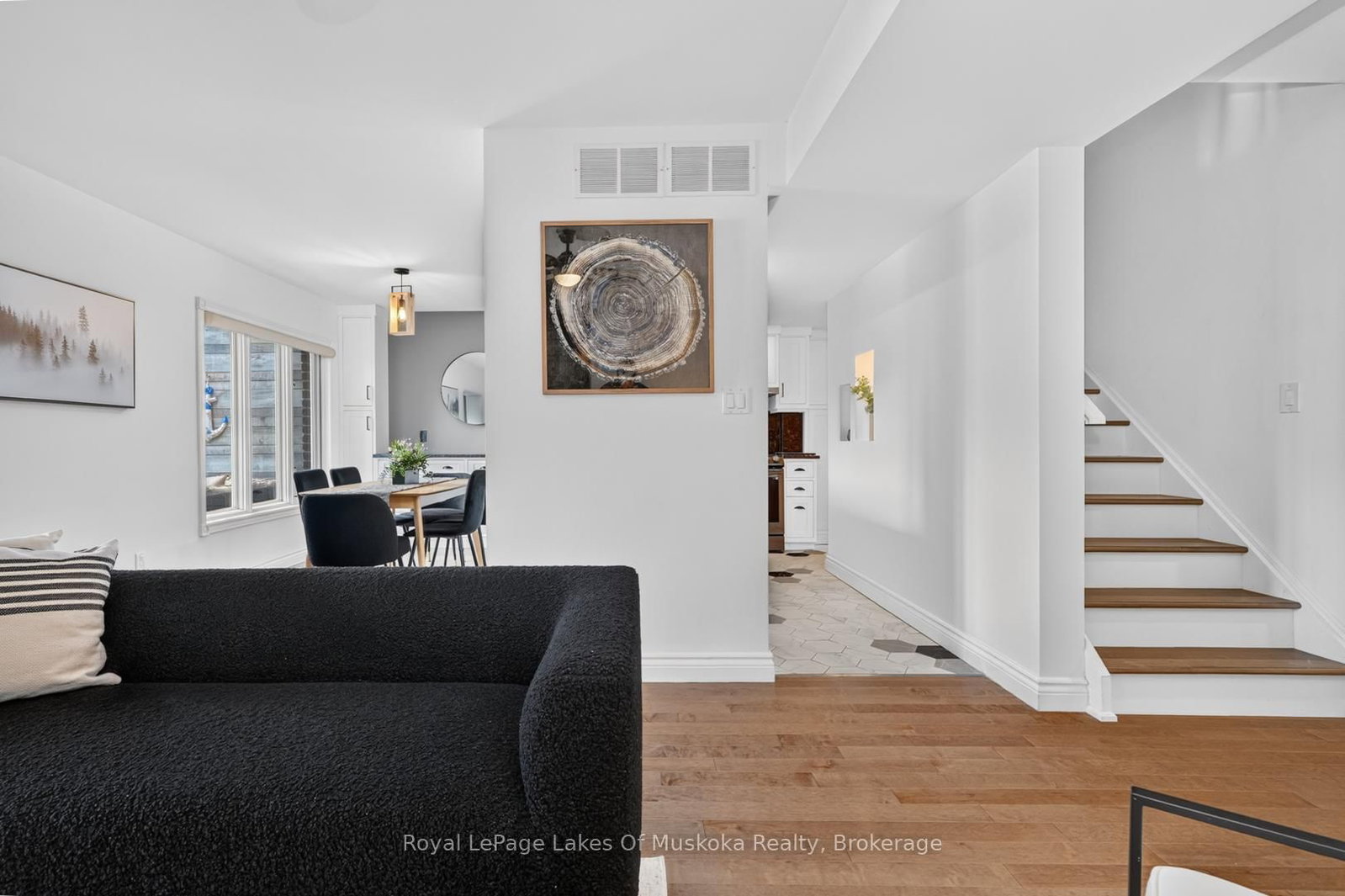 19 John Street • Huntsville, ON photo 8