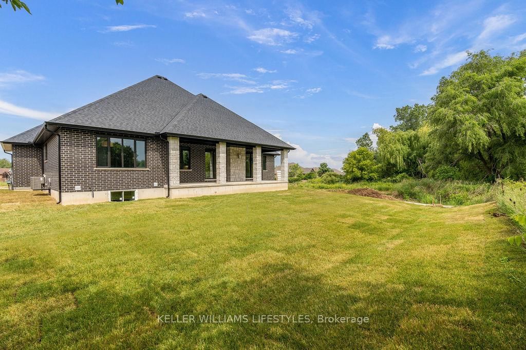 28 MANNING Court • Lambton Shores, ON photo 5