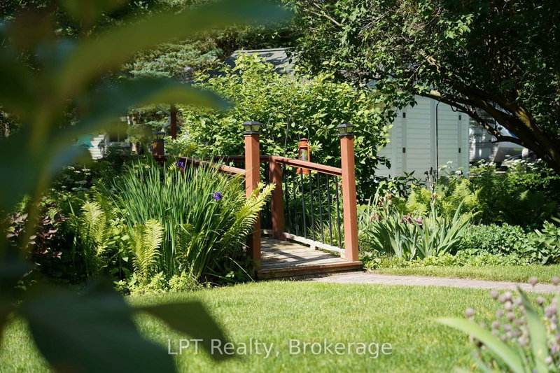 880 16th Street W