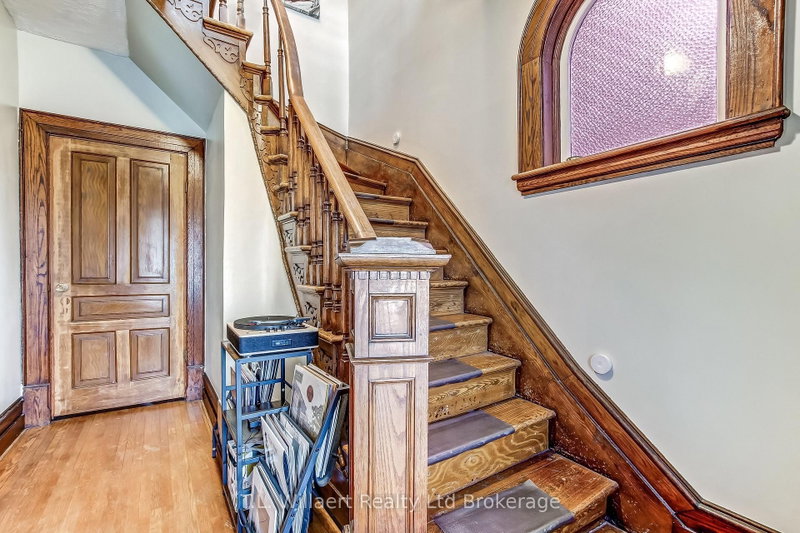 33 Main Street E
