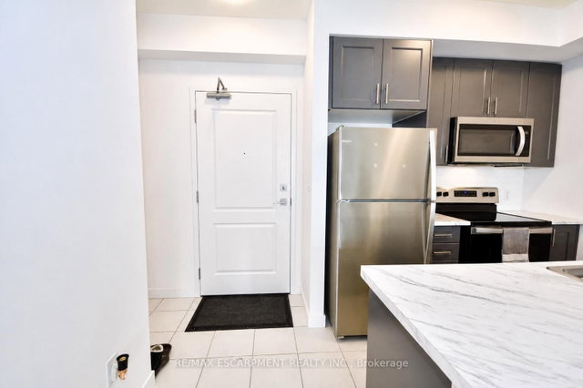 404 - 450 Dundas Street E