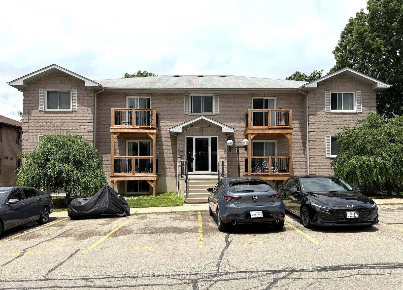 266 Overlea Kitchener,ON N2M 5N3