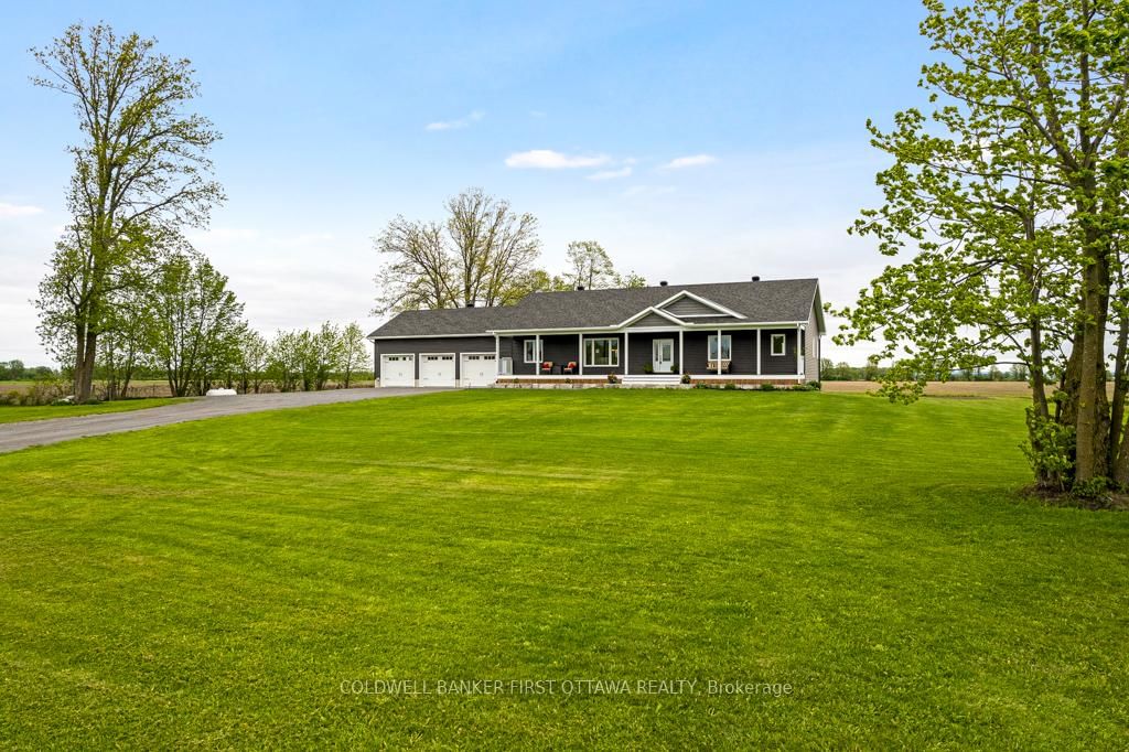 800 Waba Road • Pakenham, ON photo 2