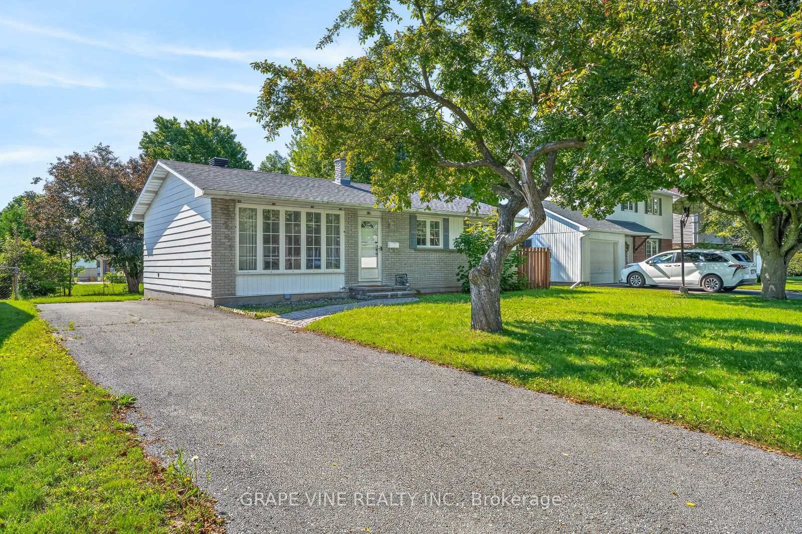 104 Oriole Avenue • Kanata, ON photo 3