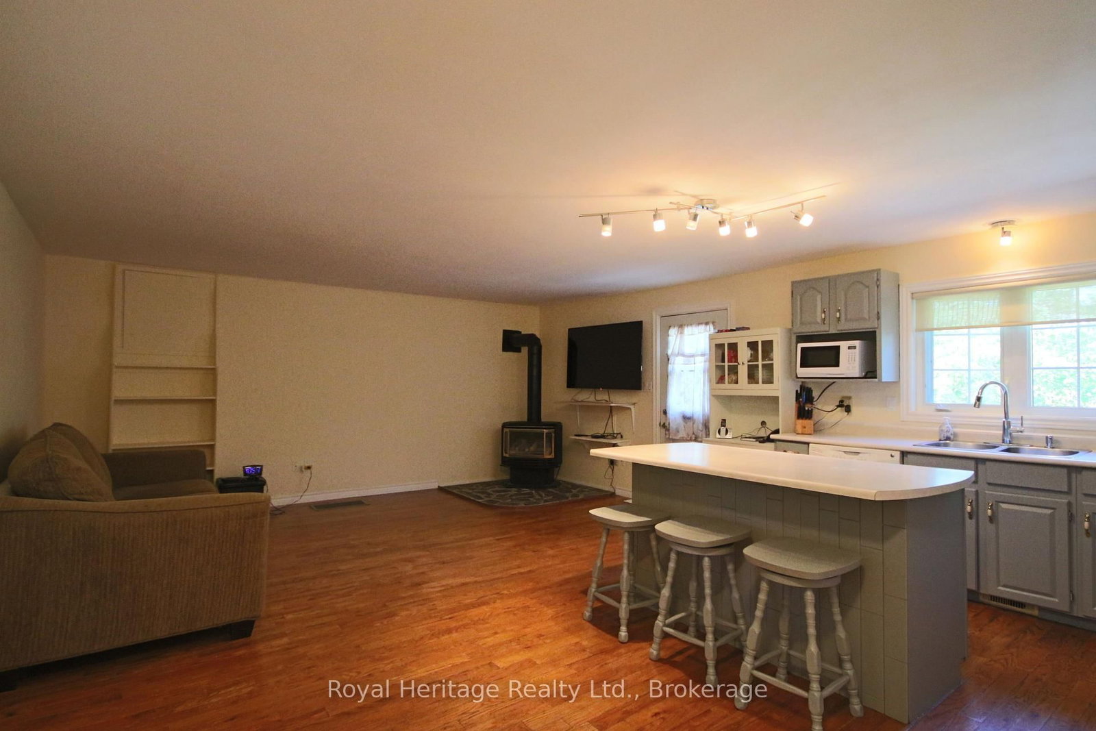 15 Oakwood Drive • Kawartha Lakes, ON photo 8