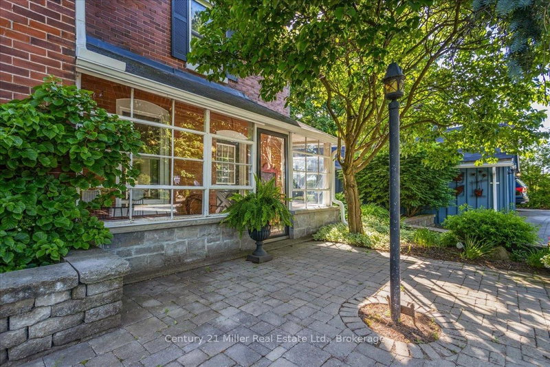 585 Dundas Street E