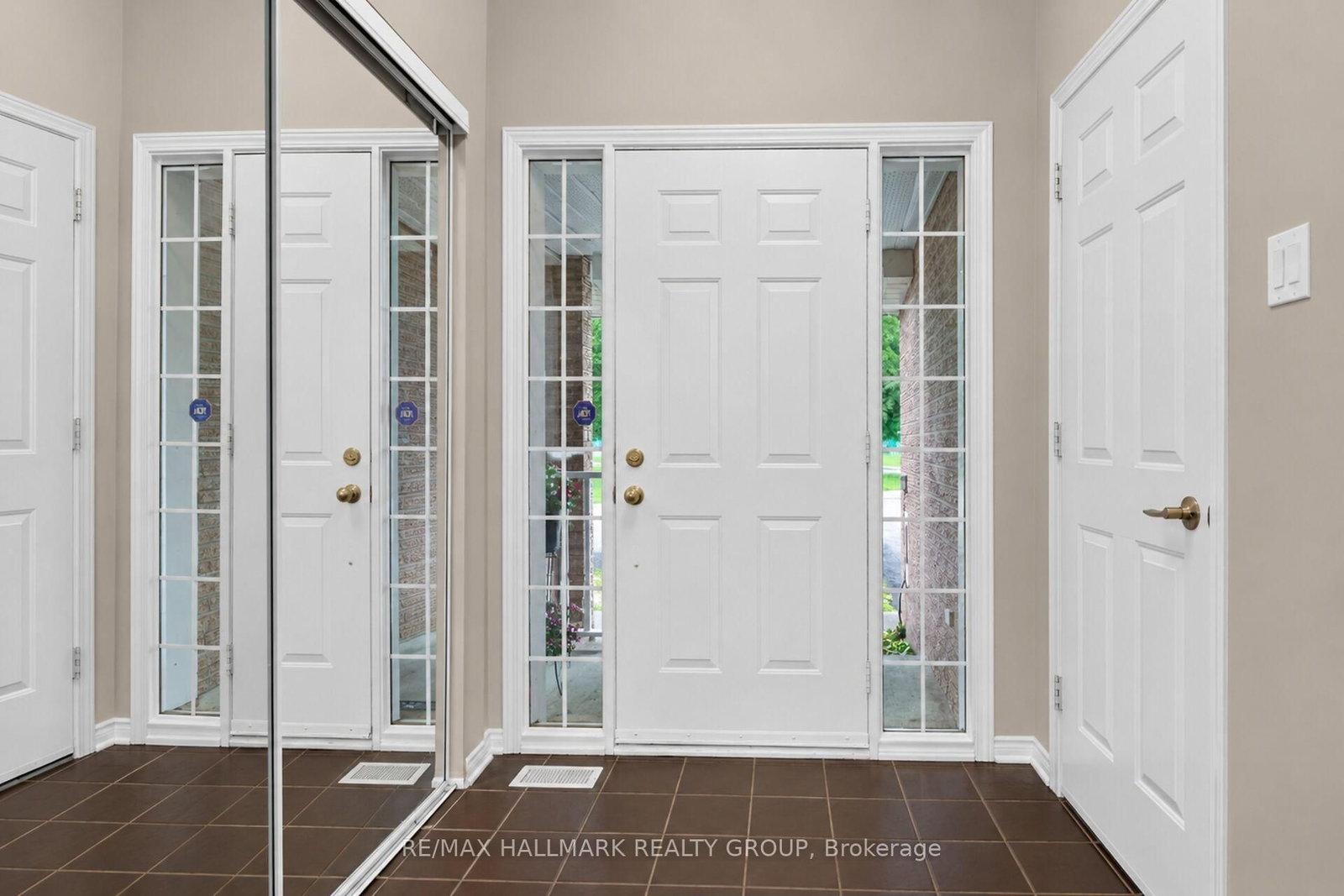 66 Woodgate Way • Ottawa, ON photo 4