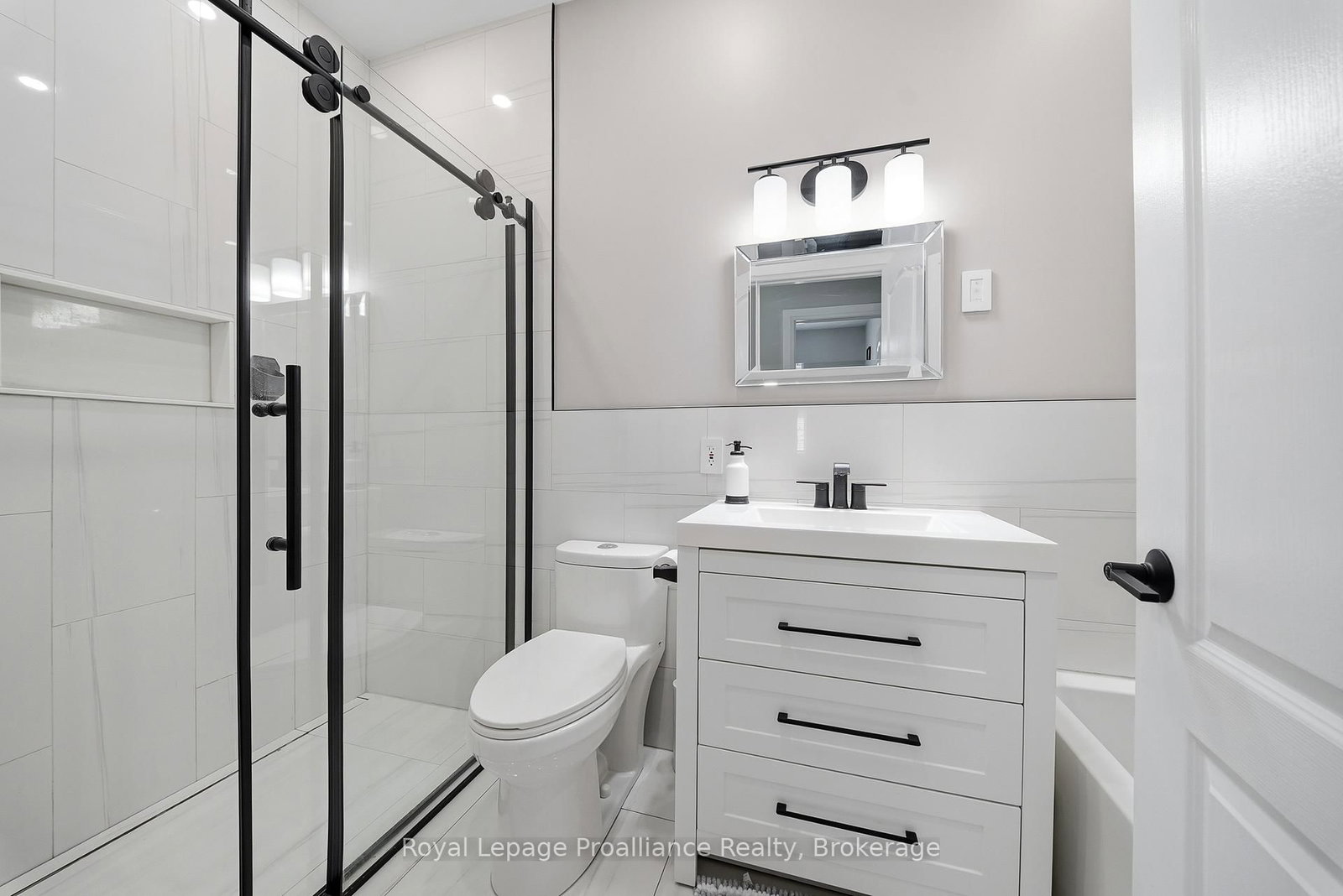 29 Hickory Grove • Belleville, ON photo 20