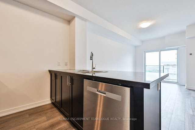 813 - 470 Dundas Street E