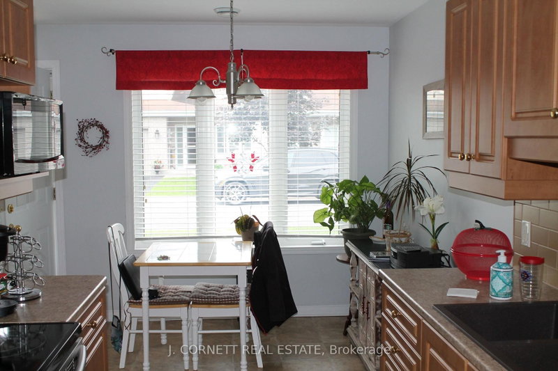 4 - 3 Maple Street N