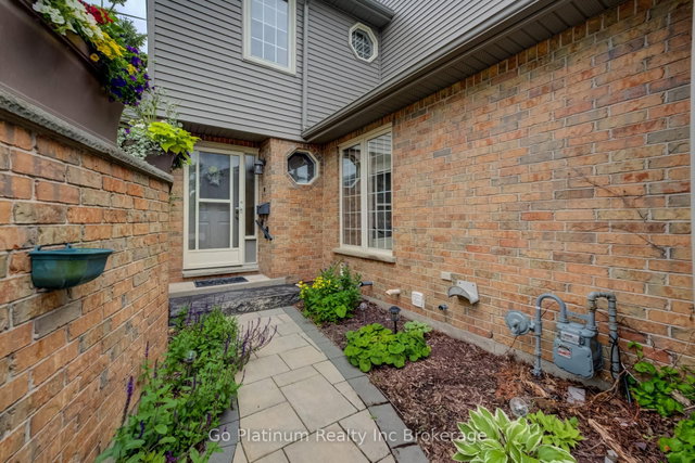 17 - 647 Lansdowne Avenue
