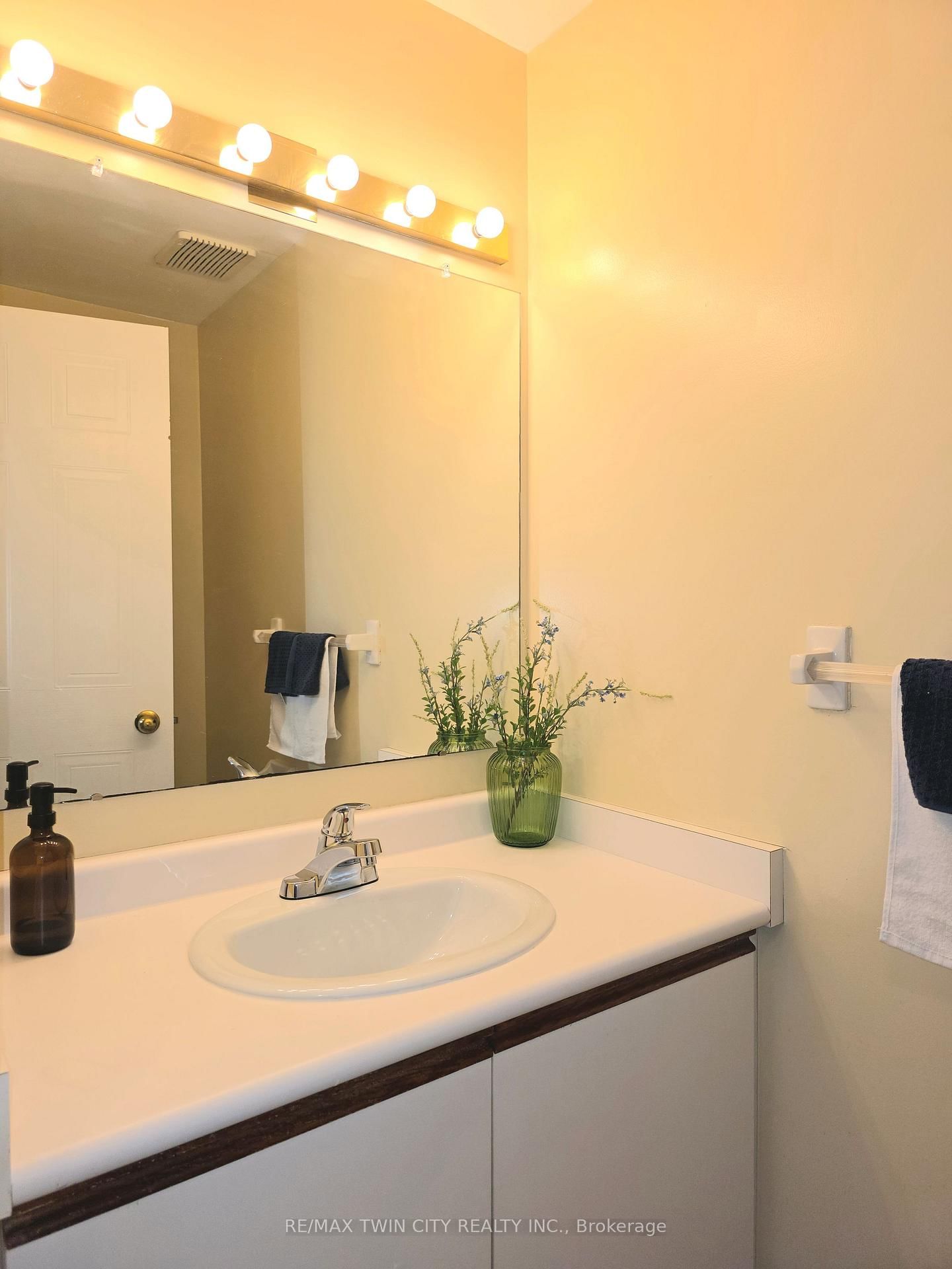 250 Keats Way • #6 • Waterloo, ON photo 17