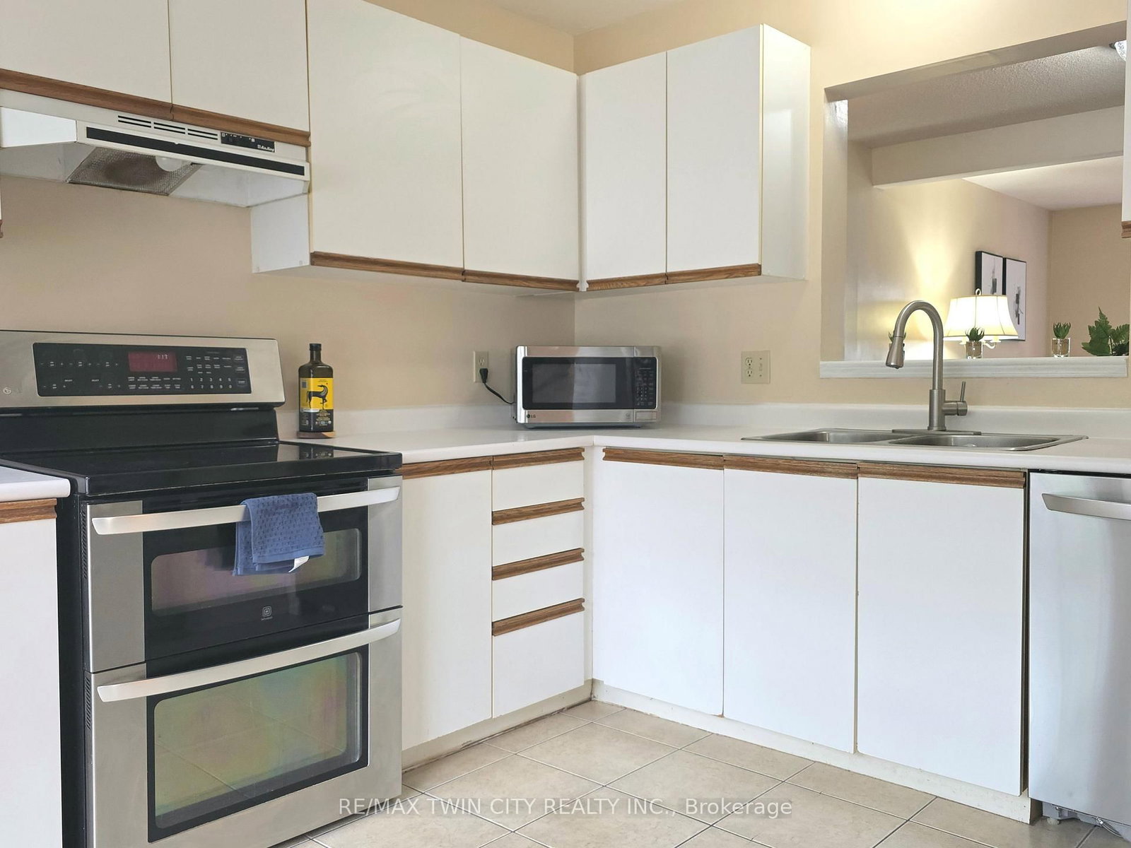 250 Keats Way • #6 • Waterloo, ON photo 8